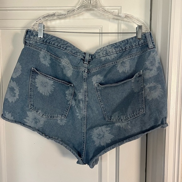 Wild Fable High Waisted Jean Shorts Size 17 – Floral Bleached Denim Cutoffs - Picture 7 of 8